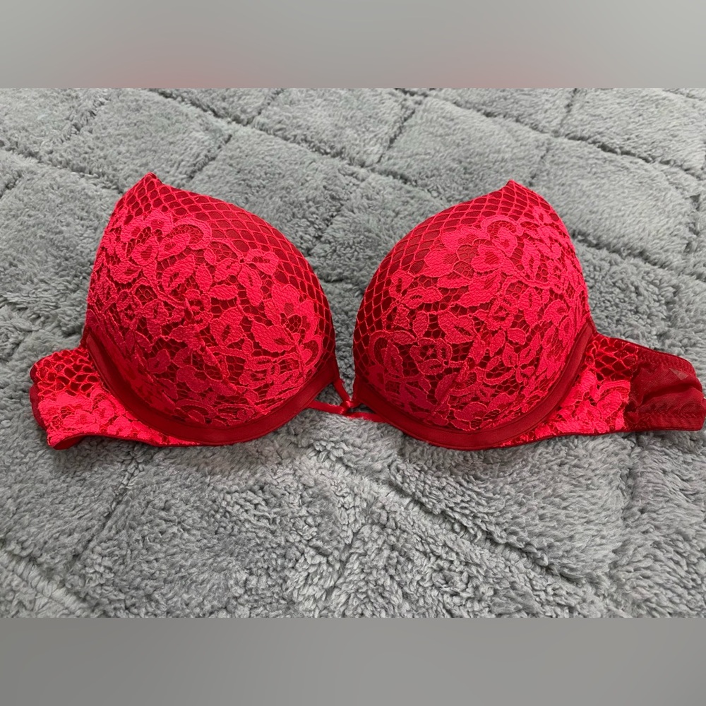 Victoria’s Secret bombshell plunge bra